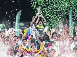 Oswaldo Sánchez levanta la copa haciendo explotar en júbilo a todo el equipo y a la Comarca Lagunera. AFP  /