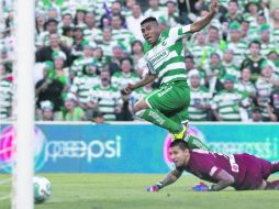 Daniel Ludueña vence al portero Jonathan Orozco para anotar el primer gol del Santos. AP  /