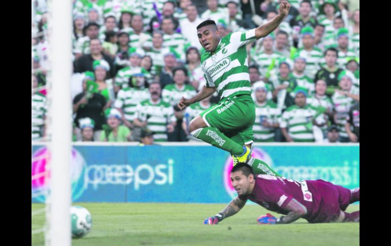 Daniel Ludueña vence al portero Jonathan Orozco para anotar el primer gol del Santos. AP  /