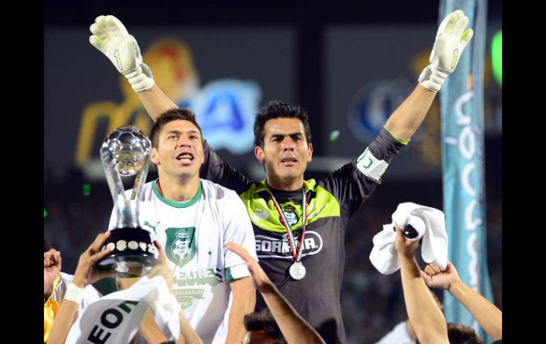 En la imagen, el delantero de Santos celebra el triunfo contra el Monterrey al lado del portero Osvaldo Sánchez. AFP  /