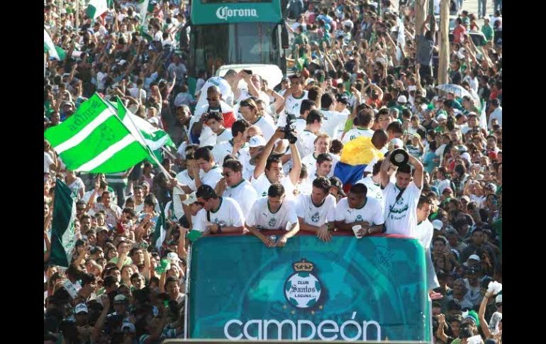 El campeón Santos Laguna celebra su triunfo con seguidores en calles de Torreón. EL UNIVERSAL  /