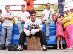 Juan 'Goofy' Montes (centro) ha realizado na preparación a tope para su primera defensa del título mundial de los supermoscas del FIB.  /