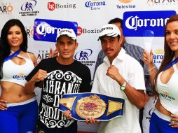 'Goofy' Montes y 'Nene' Zaleta posan previo a la ceremonia de pesaje.  /