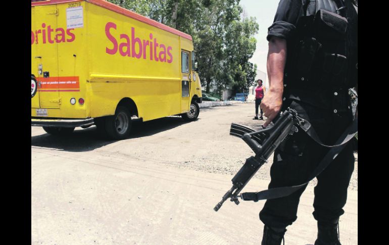 Un policía resguarda una camión repartidor de Sabritas, luego de los ataques contra varias unidades de la empresa. EL UNIVERSAL  /