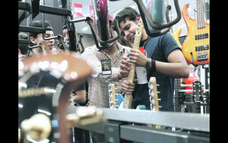 COMO EN JUGUETERÍA. Por placer o por curiosidad, los jóvenes convirtieron a los stands que exhibían instrumentos en los más concurridos  /