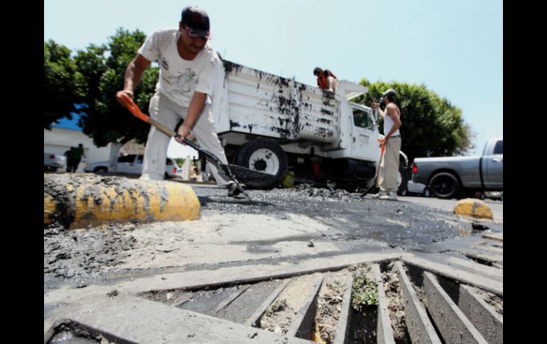 Invitan a la ciudadanía a que no arroje basura o deje bolsas de basura encima de alcantarillas.  /