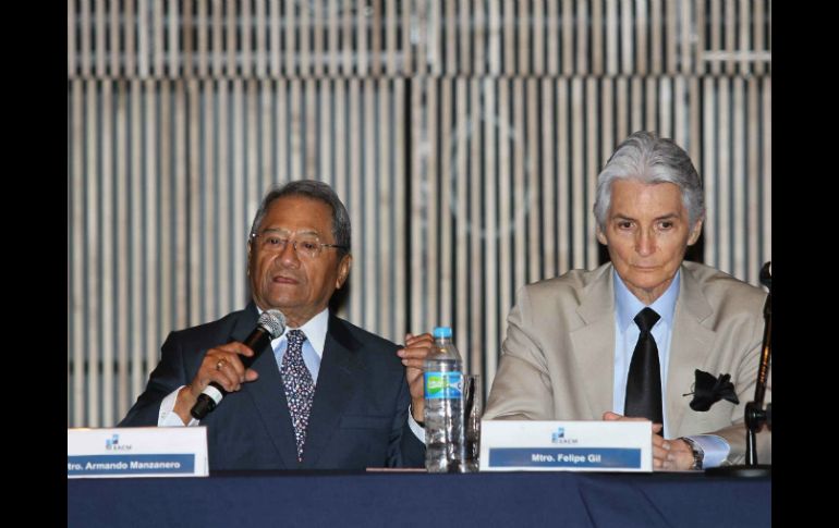 Armando Manzanero y Felipe Gil, miembros del SAMC, suspenden la segunda Asamblea General, en el Centro Roberto Cantoral. NTX  /