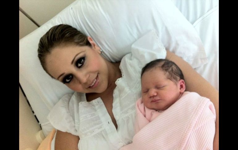 ''Bienvenida mi princesita Valentina :) Te amamos hermosa!'', escribe en sus fotos de Twitter la famosa cantante. ESPECIAL  /