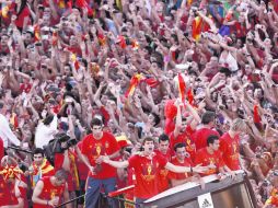 JÚBILO EN LAS CALLES. La Selección española paseó en un autobús por las principales vialidades de Madrid. EFE  /