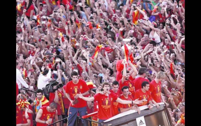 JÚBILO EN LAS CALLES. La Selección española paseó en un autobús por las principales vialidades de Madrid. EFE  /