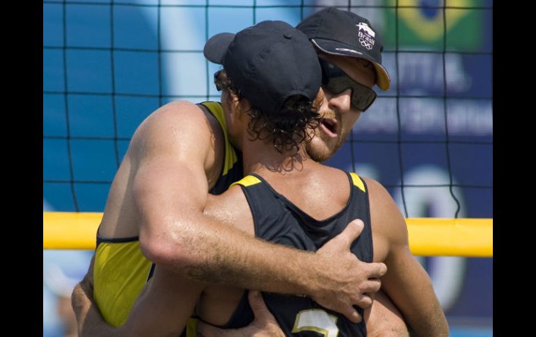 Emanuel Rego y Alison Cerutti son la dupla brasileña que buscará el oro en voleibol de playa. ARCHIVO  /