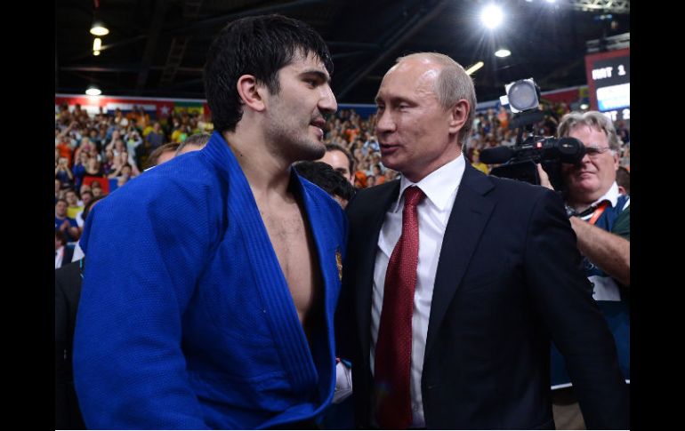 Khaibulaev es felicitado por Vladimir Putin en el tatami del complejo ExCEL de Londres. AFP  /