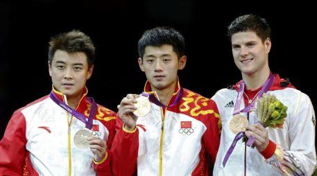 El podio del tenis de mesa individual de Londres 2012, ocupado por dos chinos y un alemán. REUTERS  /