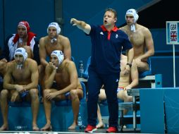 El entrenador del equipo británico, Cristian Lordache, reacciona durante el partido de waterpolo contra EU. AFP  /