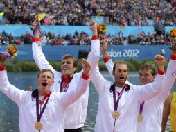 Los cuatro alemanes que conforman la regata de cuatro pares celebran su victoria en la ceremonia de premiación. EFE  /