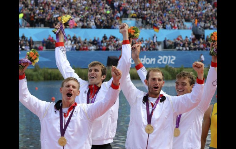 Los cuatro alemanes que conforman la regata de cuatro pares celebran su victoria en la ceremonia de premiación. EFE  /