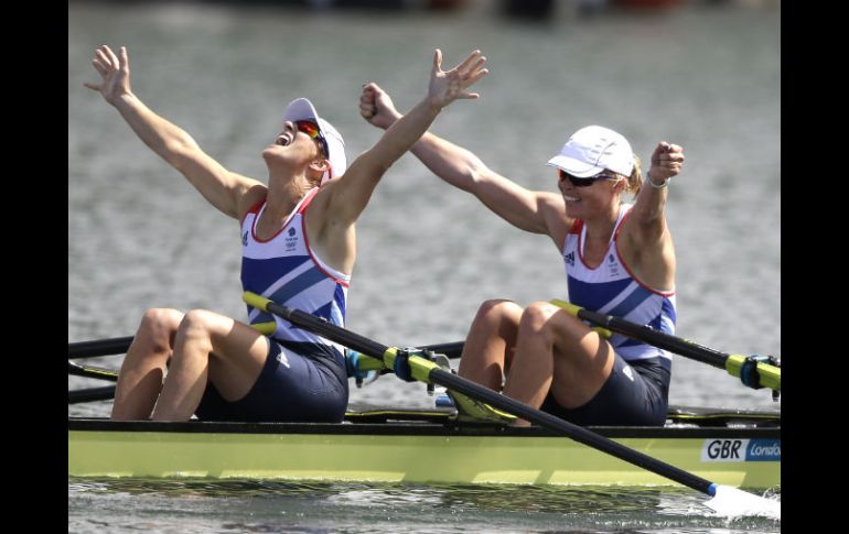 Anne Watkins y Katherine Granger festejan con júbilo el oro conseguido en el lago de Eton. AP  /