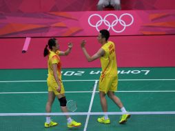 La pareja se felicita tras un punto ganado. XINHUA  /