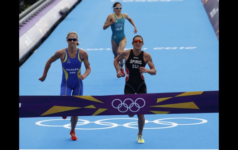 Spirig se impuso en el sprint final a la sueca Lisa Norgen, plata, y a la australiana Erim Densham, bronce. AP  /