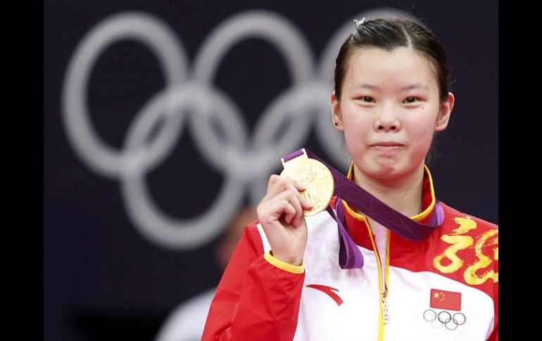 Li presenta su medalla de oro. REUTERS  /