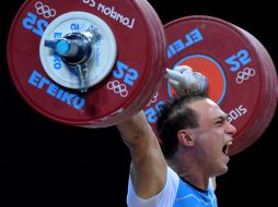 Ilya Ilyin, campeón olímpico hace cuatro años, es el segundo haltera que gana dos veces el oro en esta categoría. XINHUA  /