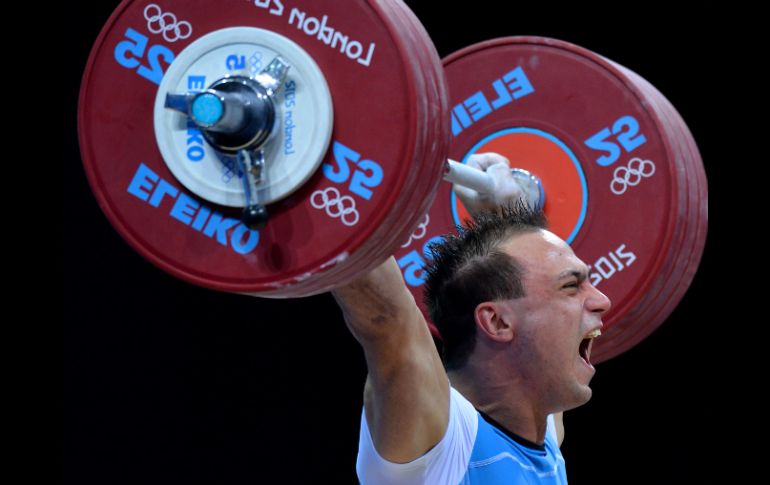 Ilya Ilyin, campeón olímpico hace cuatro años, es el segundo haltera que gana dos veces el oro en esta categoría. XINHUA  /