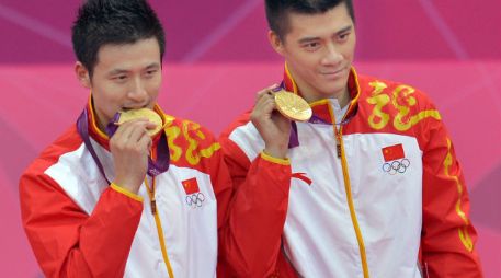 Haifeng y Yun se cuelgan la presea dorada al derrotar a los danese Boe y Mogensen en el dobles varonil de Londres 2012. XINHUA  /