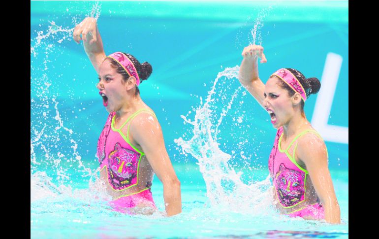 Arte en el agua. La dupla mexicana presentará hoy su rutina libre en busca del pase a la final. AFP  /