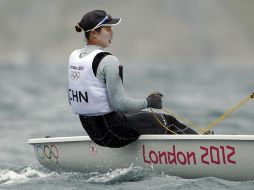 Lija Xu al momento de arrancar la última etapa de la prueba en Weymouth. REUTERS  /