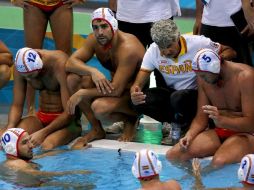 El entrenador de la selección española de waterpolo, Rafaél Aguilar,se dirige a sus jugadores durante el partido. EFE  /