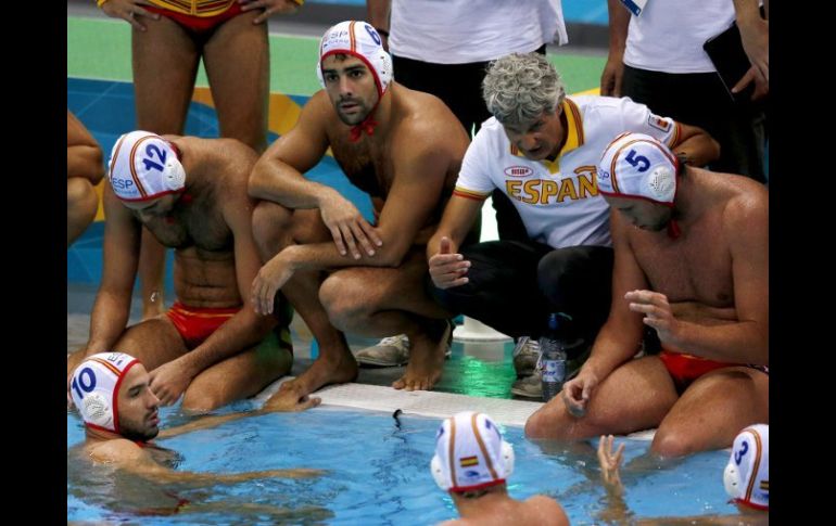 El entrenador de la selección española de waterpolo, Rafaél Aguilar,se dirige a sus jugadores durante el partido. EFE  /