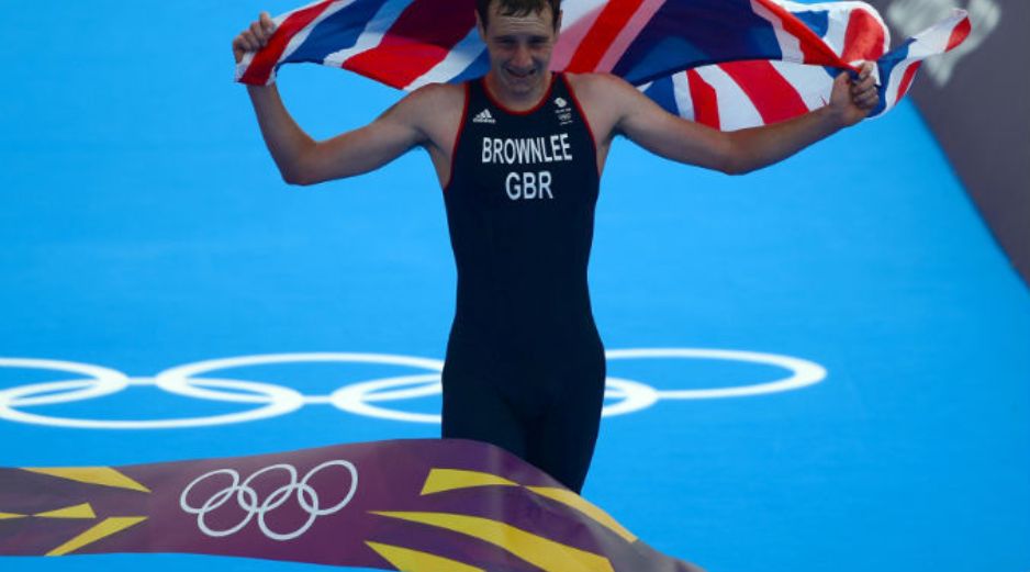 Alistair Brownlee supera al español Gómez Noya, plata, y a su hermano Jonathan, que gana el bronce pese a ser penalizado. AFP  /