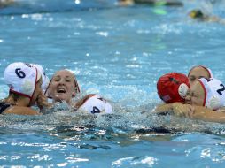 Las mujeres de waterpolo celebran su pasaporte para luchar por el oro. EFE  /