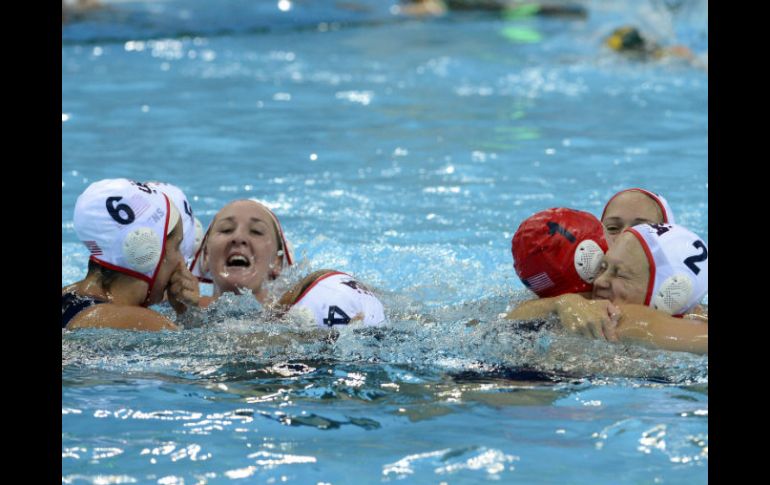 Las mujeres de waterpolo celebran su pasaporte para luchar por el oro. EFE  /