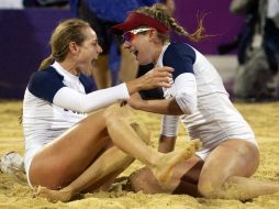 April Ross (d) y Jennifer Kessy, una de las parejas de EU que pasan a la final, celebran su victoria ante Brasil. AFP  /