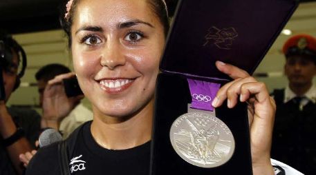 Román Arroyo mostraba la medalla plateada obtenida, dentro de una pequeña caja. NTX  /