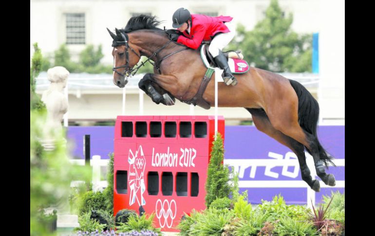 Gran nivel. Alberto Michán salta uno de los obstáculos a lomos de “Rosalía La Silla”, en la final de salto individual. REUTERS  /