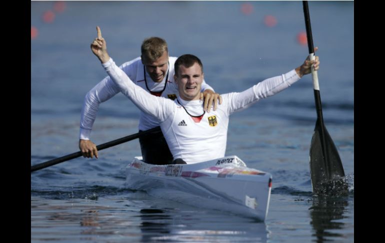 Peter Kretschmer y Kurt Kuschela de Alemania celebran el triunfo. XINHUA  /