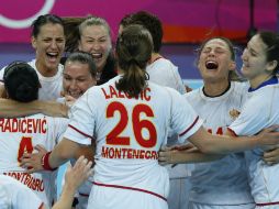 La selección de Montenegro celebra tras obtener la victoria sobre España en la semifinal de balonmano femenil. AP  /