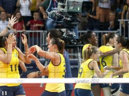 Las jugadoras brasileñas festejan su pase a la final del torneo olímpico de voleibol femenil. EFE  /