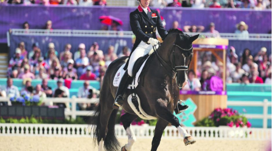 Charlotte Dujardin, de Gran Bretaña, eligió temas musicales relacionados con los Juegos Olímpicos de Londres 2012 para su rutina.XINHUA  /