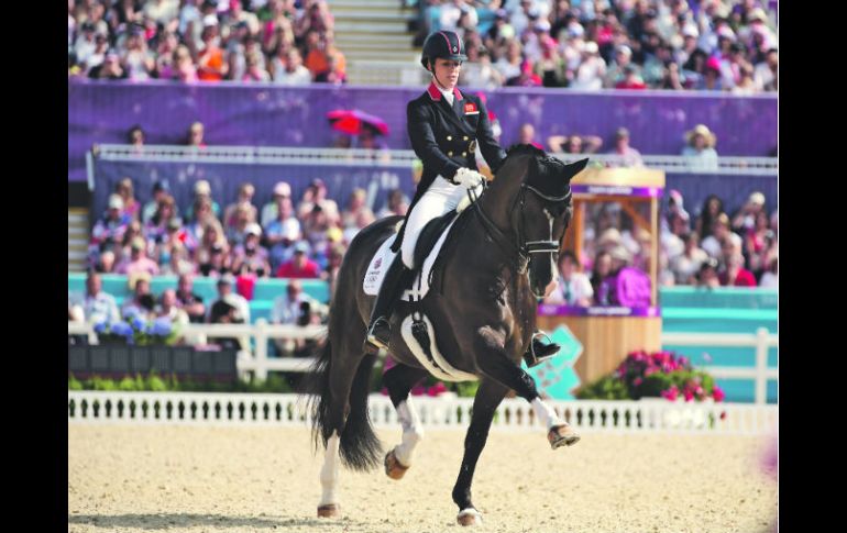 Charlotte Dujardin, de Gran Bretaña, eligió temas musicales relacionados con los Juegos Olímpicos de Londres 2012 para su rutina.XINHUA  /