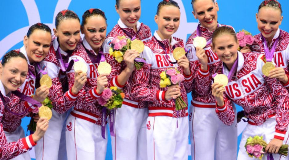 Las nadadoras rusas muestran sus medallas doradas en el podio. AFP  /