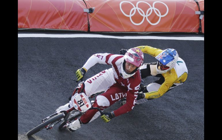 Maris Strombergs se impuso en los metros finales al australiano campeón del mundo Sam Willoughby. AP  /