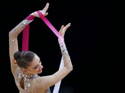 Evgeniya Kanaeva, durante su rutina con el listón. REUTERS  /