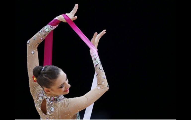 Evgeniya Kanaeva, durante su rutina con el listón. REUTERS  /