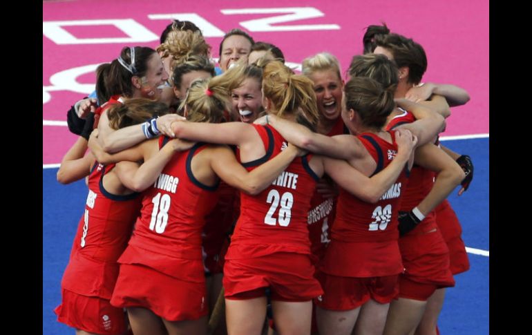 Ante el júbilo de la Riverbank Arena, las jugadoras de Gran Bretaña celebran el círculo la medalla de bronce. REUTERS  /