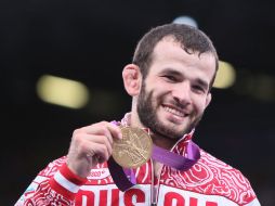 Otarsultanov presenta la medalla de oro al mundo. AFP  /