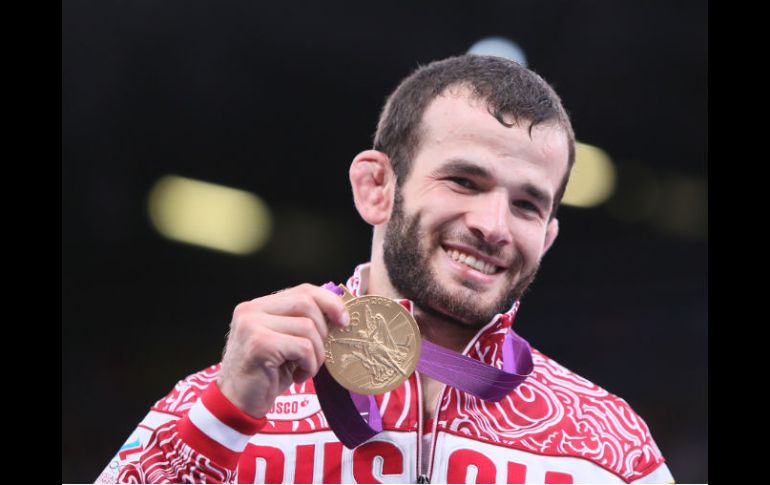 Otarsultanov presenta la medalla de oro al mundo. AFP  /