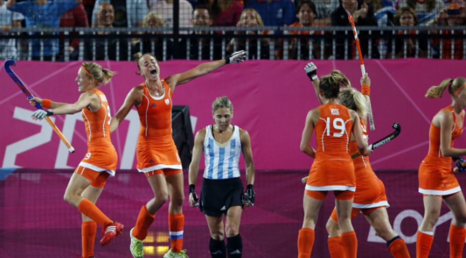 Las jugadoras de Holanda celebran su victoria ante las argentinas en la final de hockey femenil. AP  /